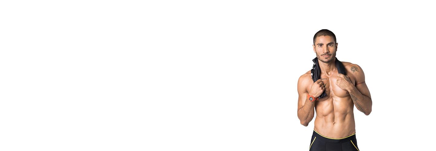 Alex Shirpey, instructeur du Bootcamp de Barry torse nu, souriant sur fond blanc