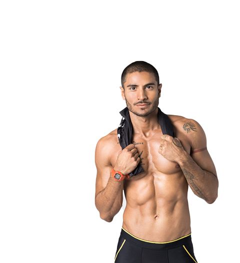 Alex Shirpey, instructeur du Bootcamp de Barry torse nu, souriant sur fond blanc