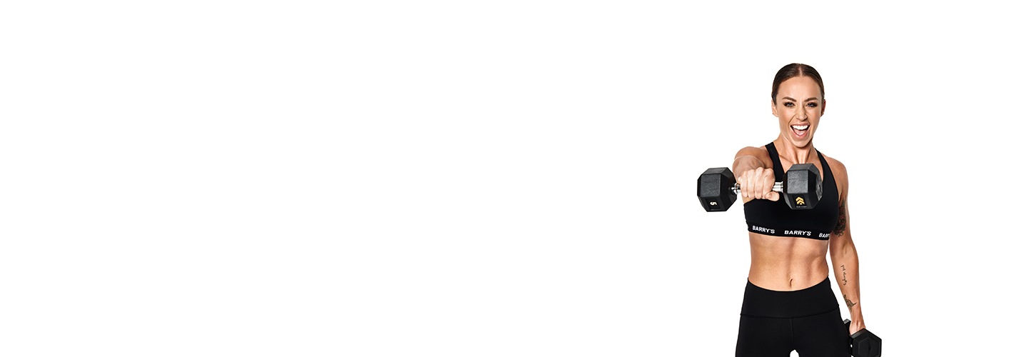 Barry's Bootcamp-instruktören Alicia Beveridge bär en svart sport-bh och slår fram med en hantel.