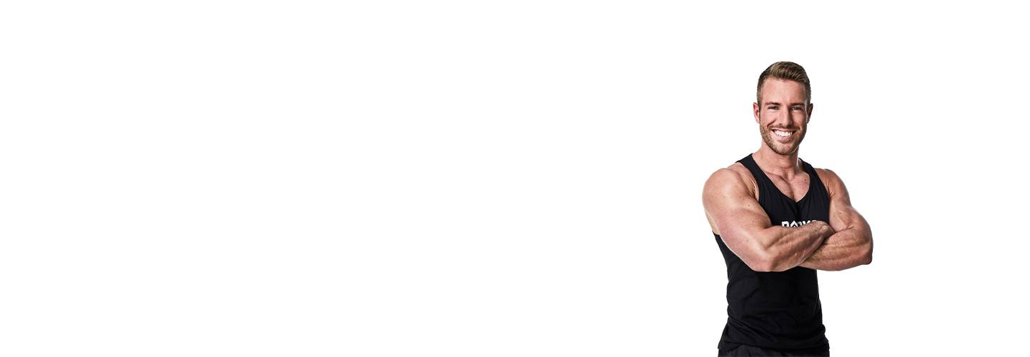 El instructor de Barry, Josey Greenwell, con una camiseta sin mangas negra, posa con los brazos cruzados