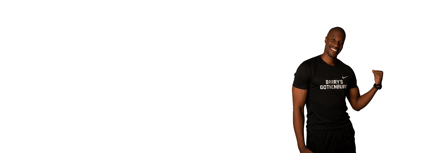 El instructor de Barry's Bootcamp, Kevin Ukhagbe, flexiona su bíceps izquierdo contra un fondo blanco.