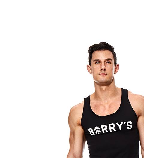 Huvudbild av instruktören Michael Pugliese i svart Barry's Bootcamp linne på vit bakgrund