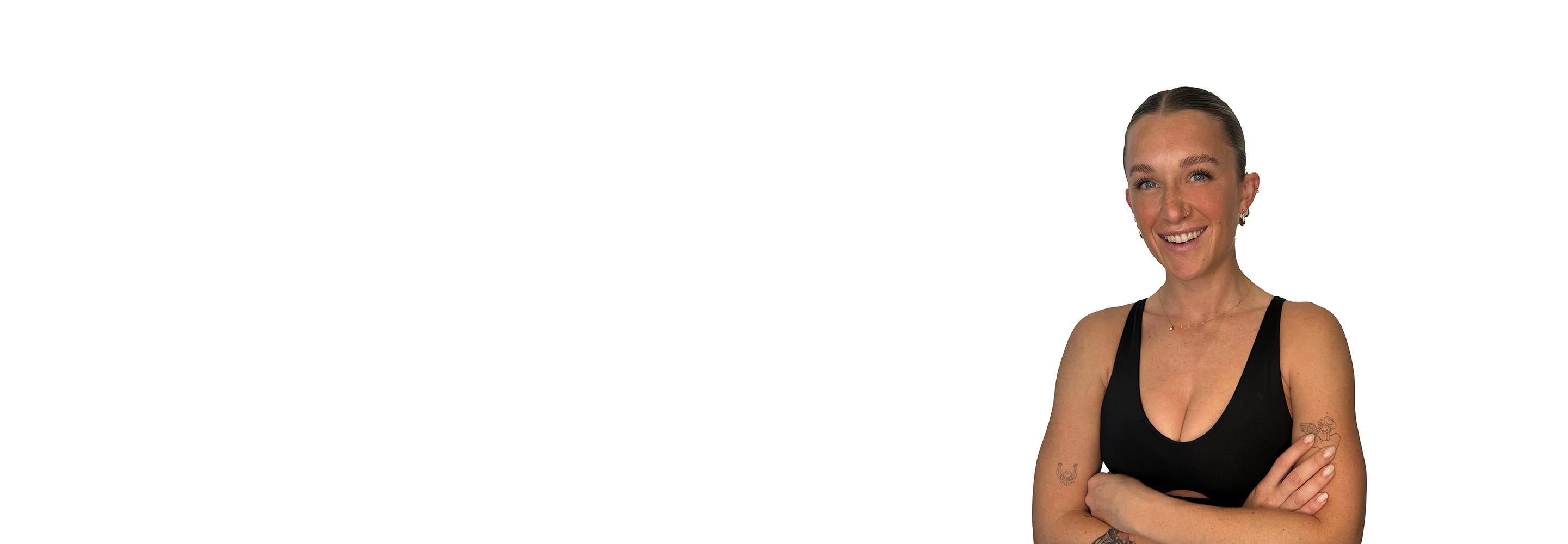 Barrys instruktör står självsäkert klädd i en svart topp mot en vit bakgrund.