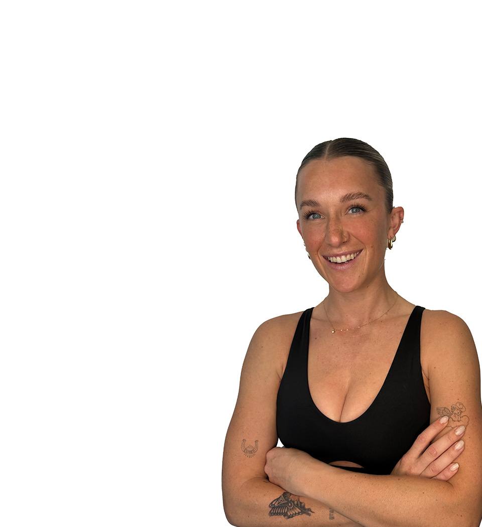 Barrys instruktör står självsäkert klädd i en svart topp mot en vit bakgrund.