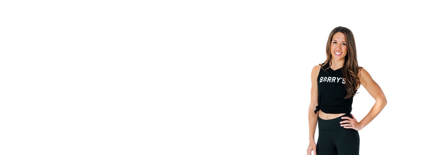 Huvudbild av instruktören Ives Hot i Barrys Bootcamp linne som ler mot vit bakgrund