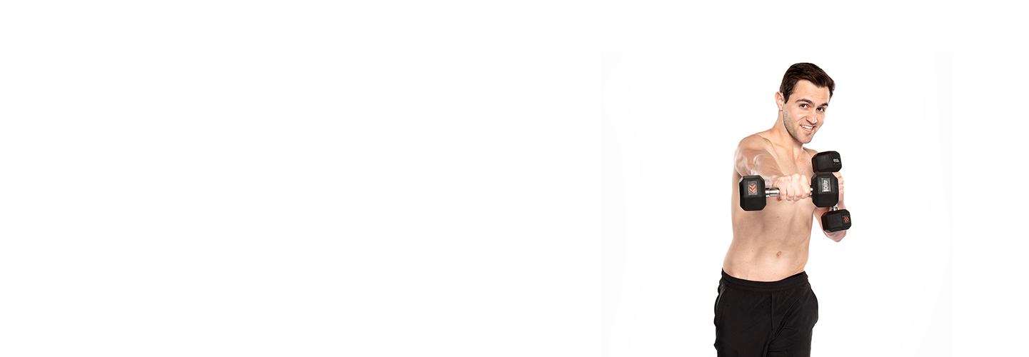 Photo de tête de l'instructeur de Bootcamp de Barry, Kael Williams, torse nu et tenant un haltère à la verticale sur un fond blanc.