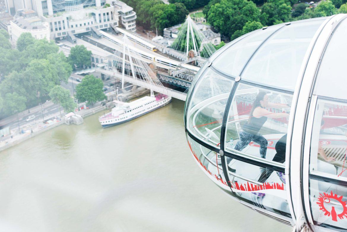 منظر خارجي لجراب London Eye مع مدرس Barry's Bootcamp الذي يقوم بتدريس فصل بالداخل