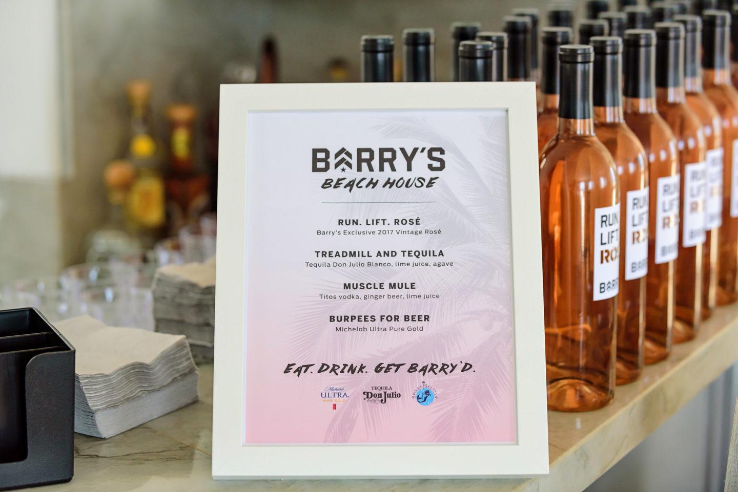 Menu di bevande di Barry's Beach House davanti a bottiglie di Run Lift Rosé