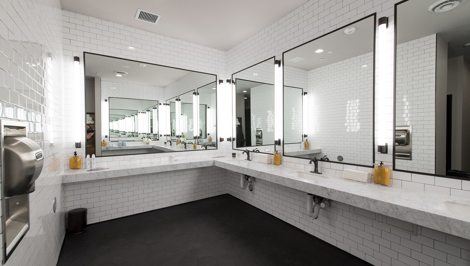 Dallas Gym Studio Book a HIIT Workout Class Barry's