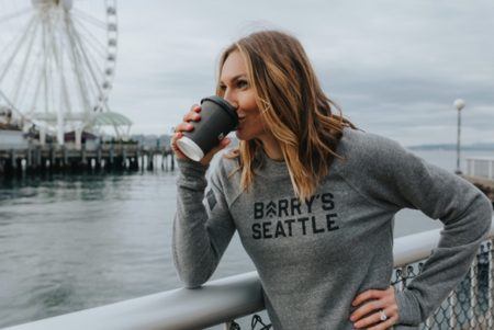 Donna che beve una tazza di caffè