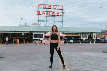 Mujer de pie frente a la