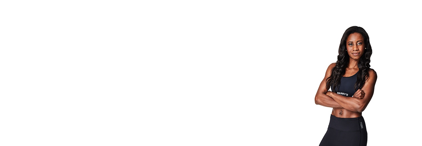 Barrys instruktör iklädd en svart topp står självsäkert och ler mot en vit bakgrund