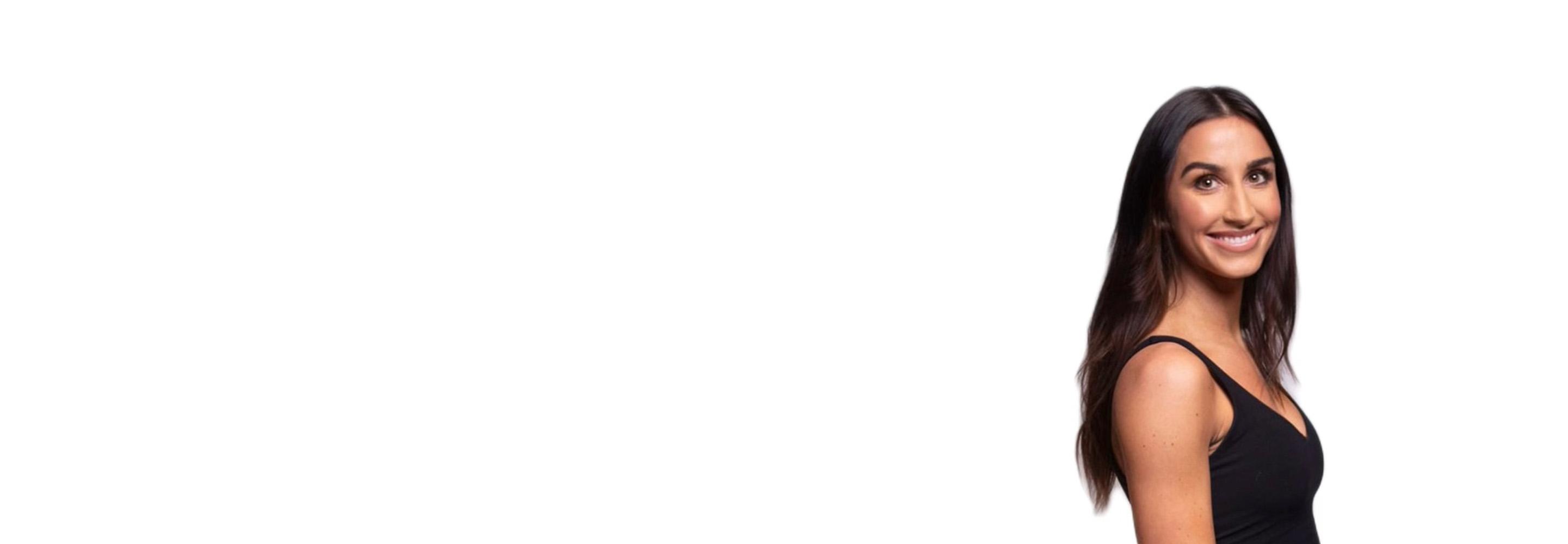 Barrys instruktör står självsäkert klädd i en svart topp mot en vit bakgrund.