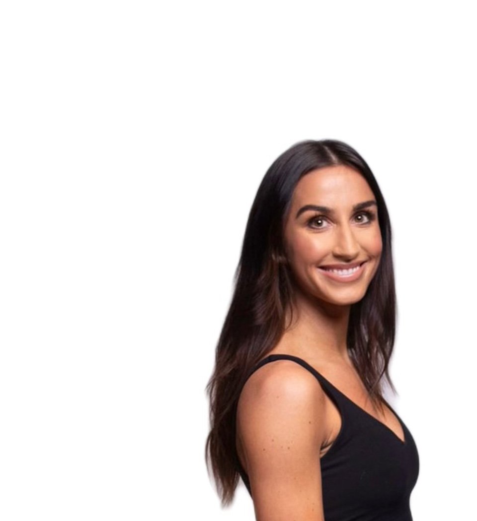 Barrys instruktör står självsäkert klädd i en svart topp mot en vit bakgrund.