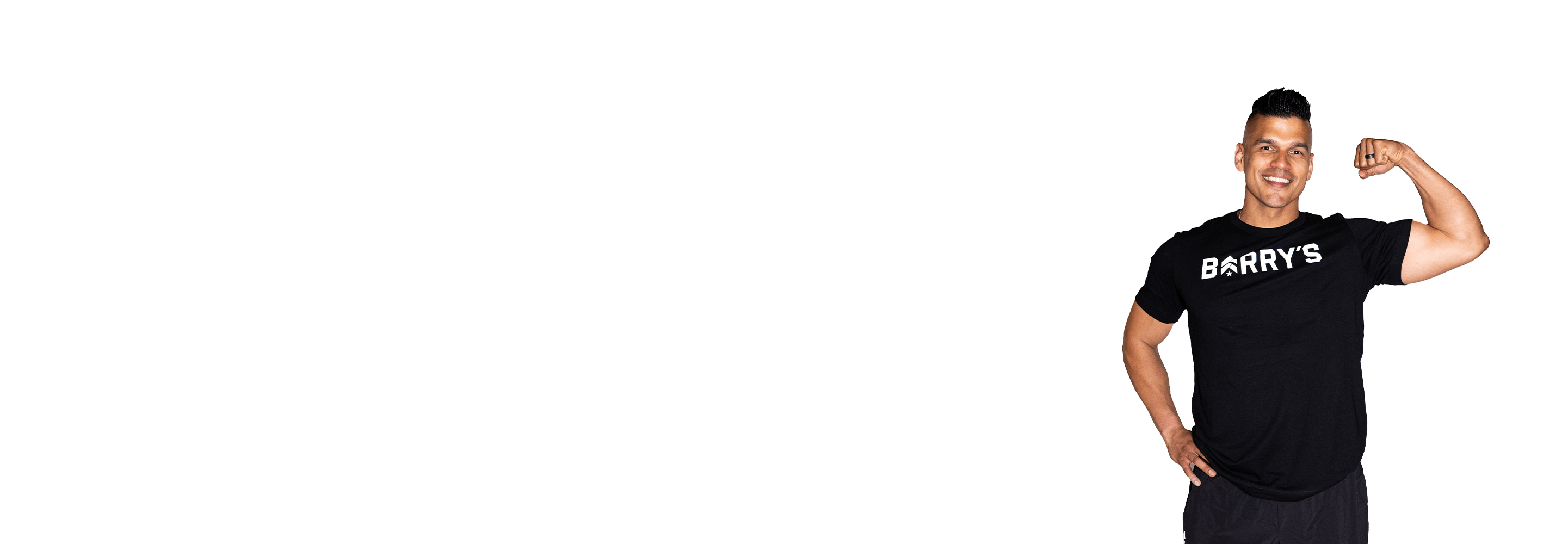 Barrys instruktör iklädd en svart topp står självsäkert och ler mot en vit bakgrund