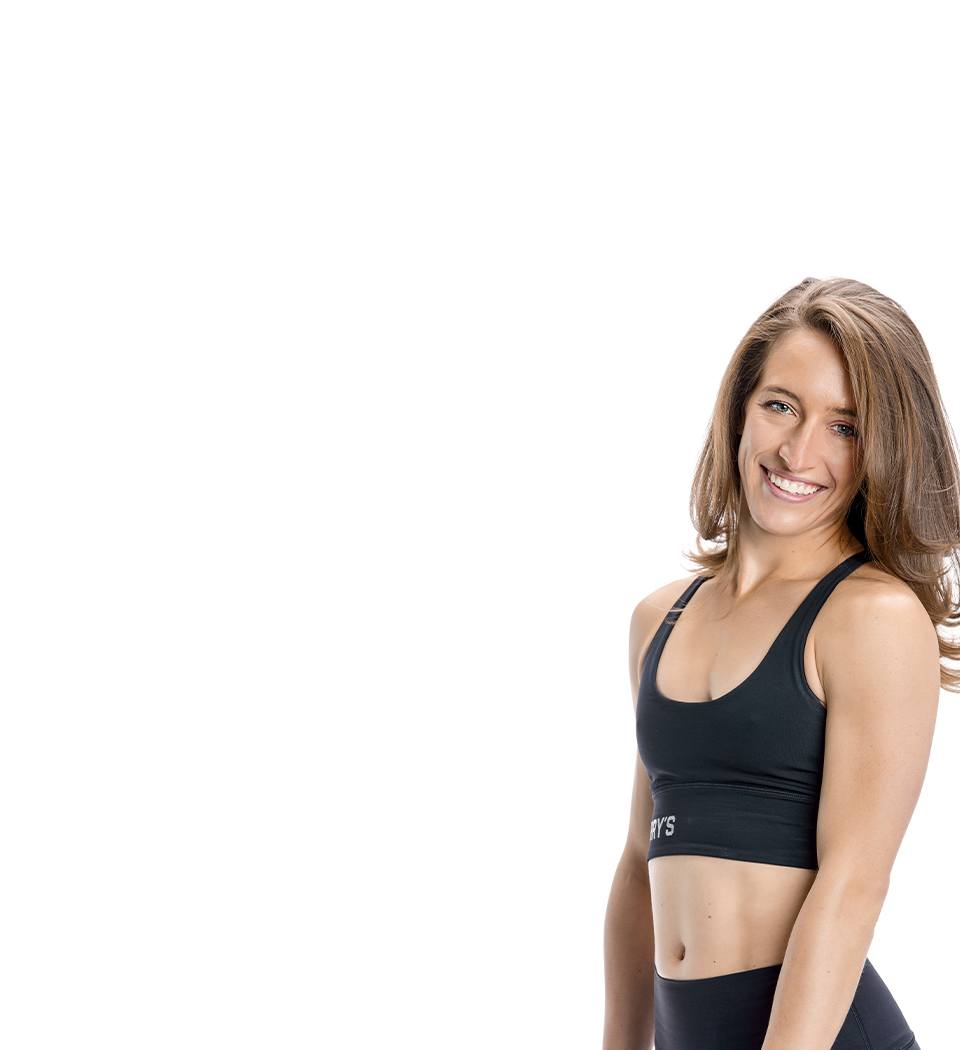 Barrys instruktör står självsäkert klädd i en svart topp mot en vit bakgrund.