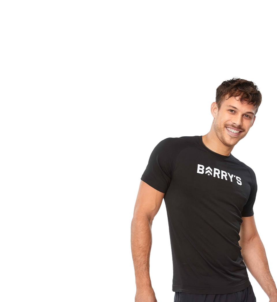 L'instructeur de Barry se tient debout avec confiance, portant un haut noir sur fond blanc, prêt pour le prochain défi d'entraînement.