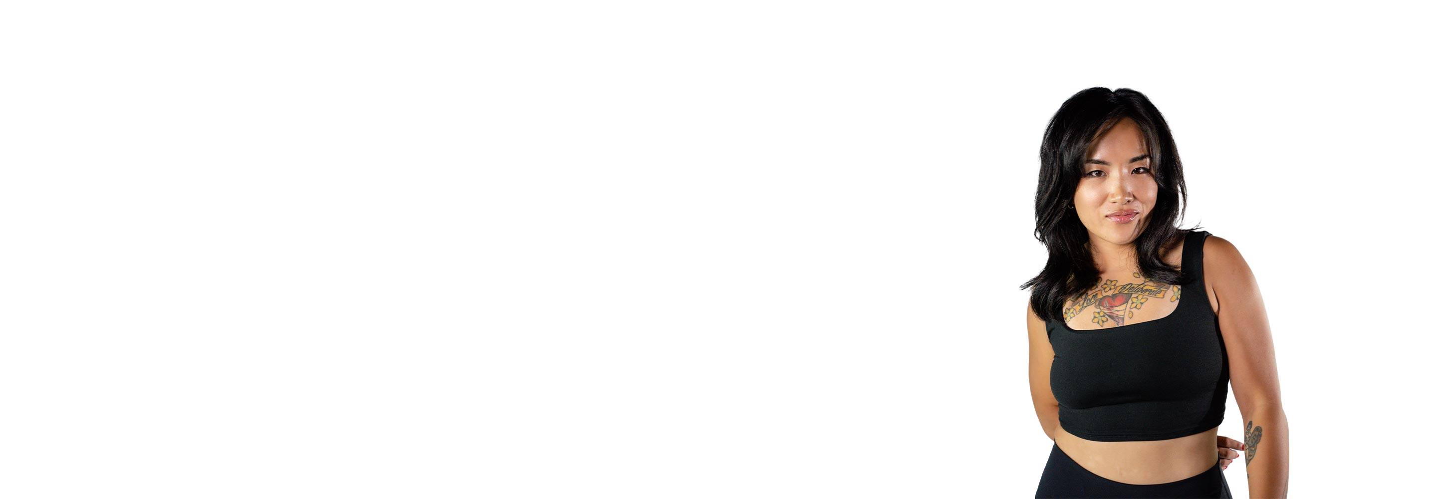 Barrys instruktör iklädd en svart topp står självsäkert och ler mot en vit bakgrund