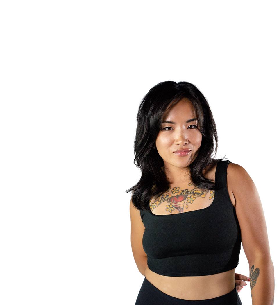 Barrys instruktör iklädd en svart topp står självsäkert och ler mot en vit bakgrund