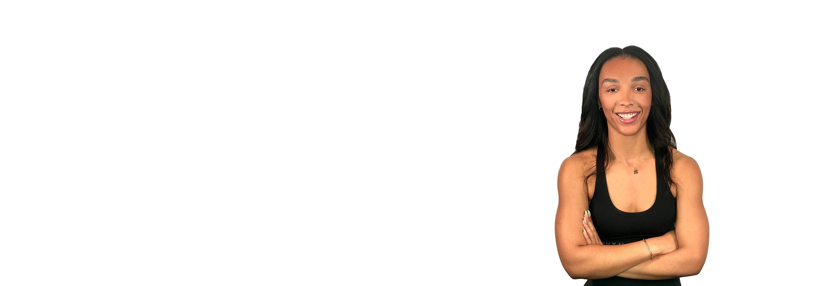 مدرب باري يرتدي قميصًا أسودًا ويقف بثقة مبتسمًا على خلفية بيضاء