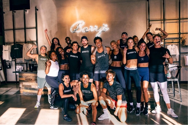 Groupe de personnes en tenue d'entraînement souriant