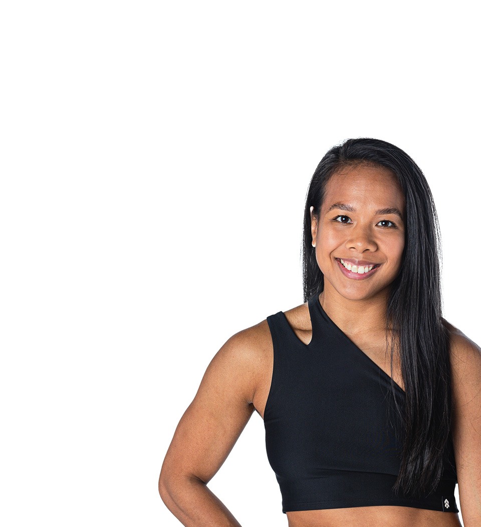 Barrys instruktör står självsäkert klädd i en svart topp mot en vit bakgrund.