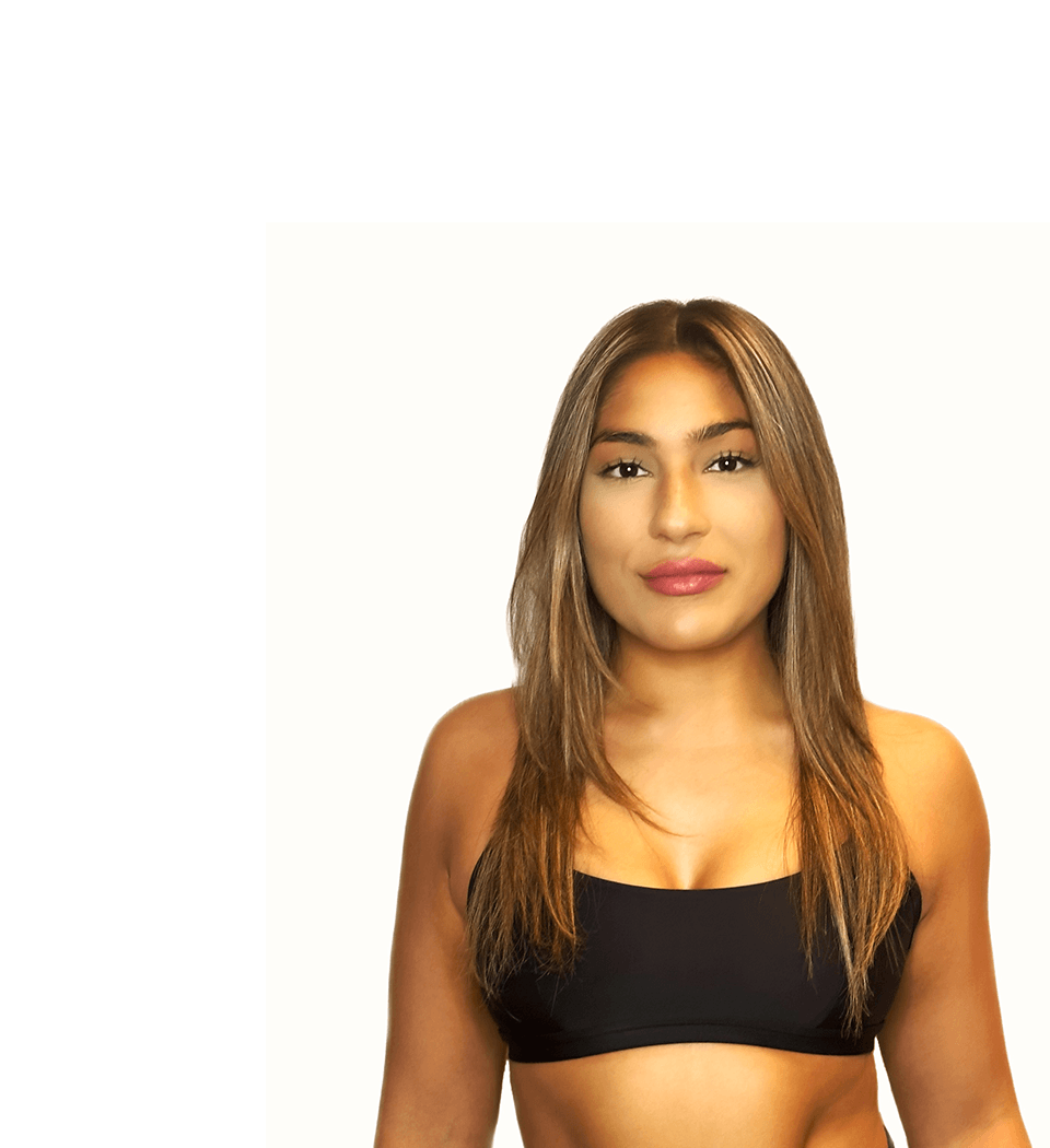 Barrys instruktör iklädd en svart topp står självsäkert och ler mot en vit bakgrund