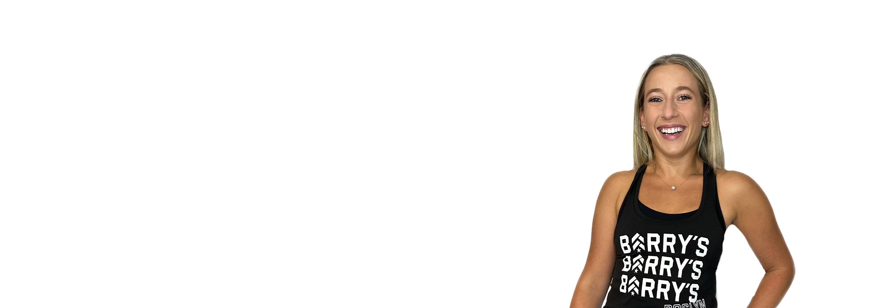 Barrys instruktör iklädd en svart topp står självsäkert och ler mot en vit bakgrund