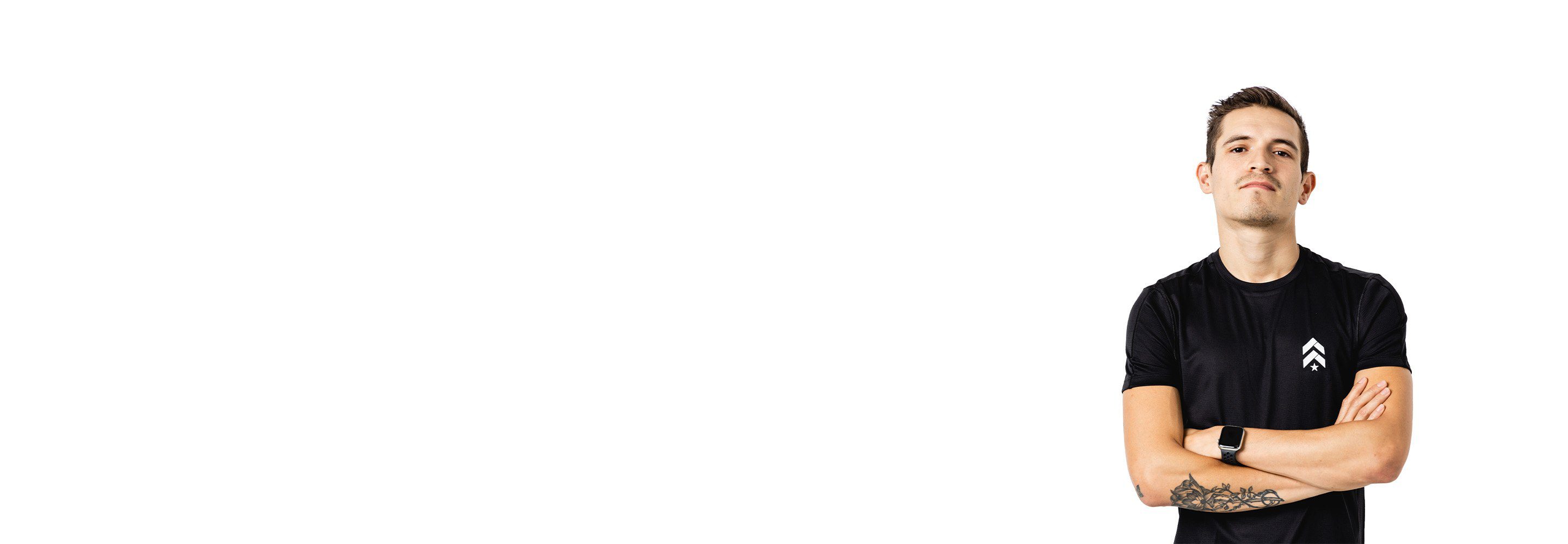 Barrys instruktör iklädd en svart topp står självsäkert och ler mot en vit bakgrund