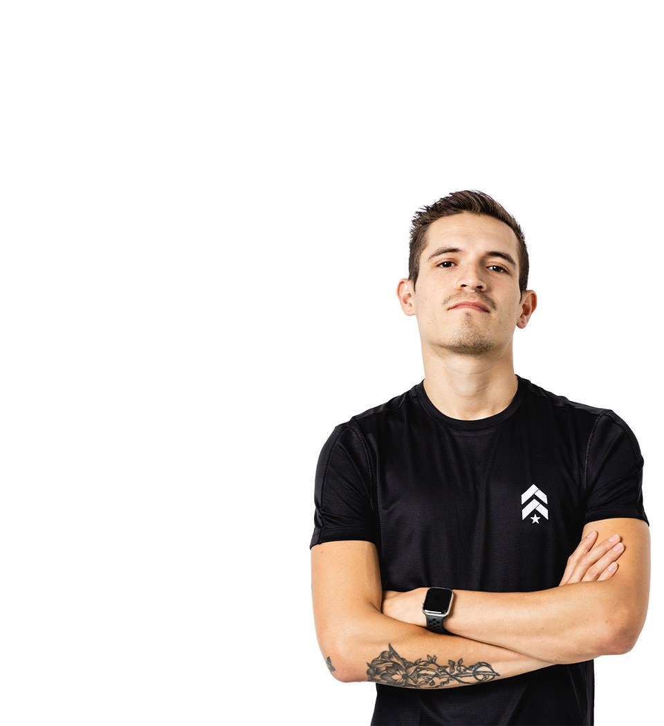 Barrys instruktör iklädd en svart topp står självsäkert och ler mot en vit bakgrund