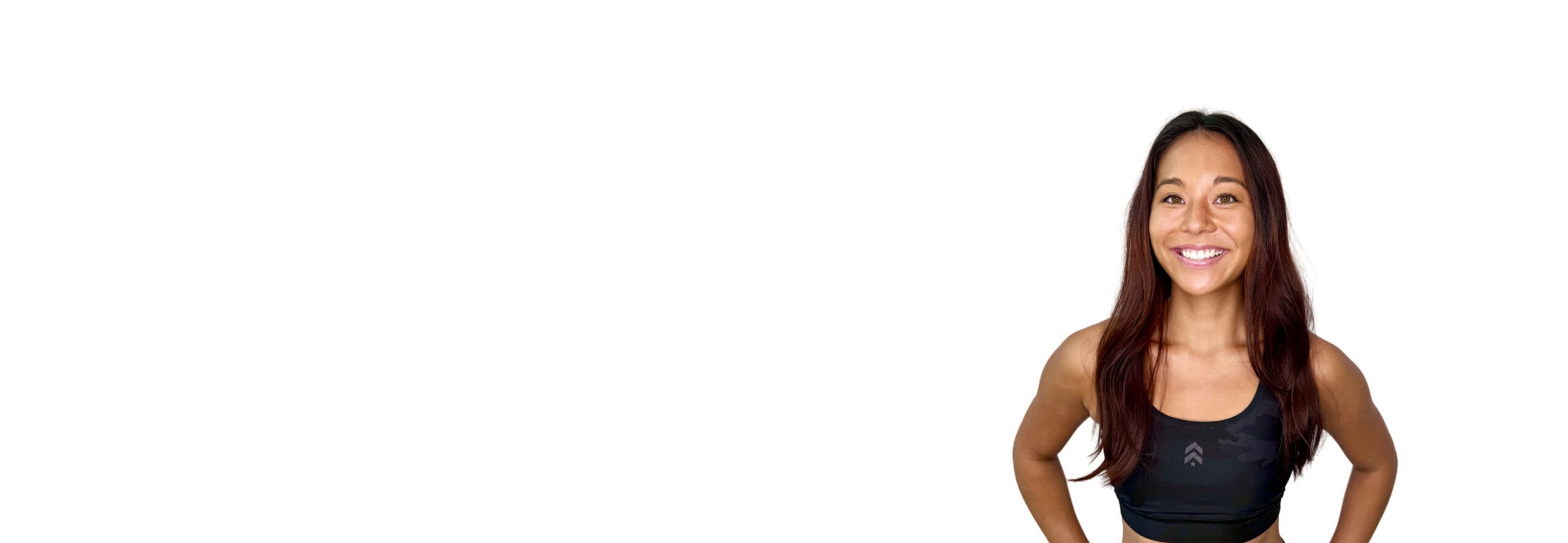 L'instructeur de Barry portant un haut noir se tient debout et sourit avec confiance sur un fond blanc