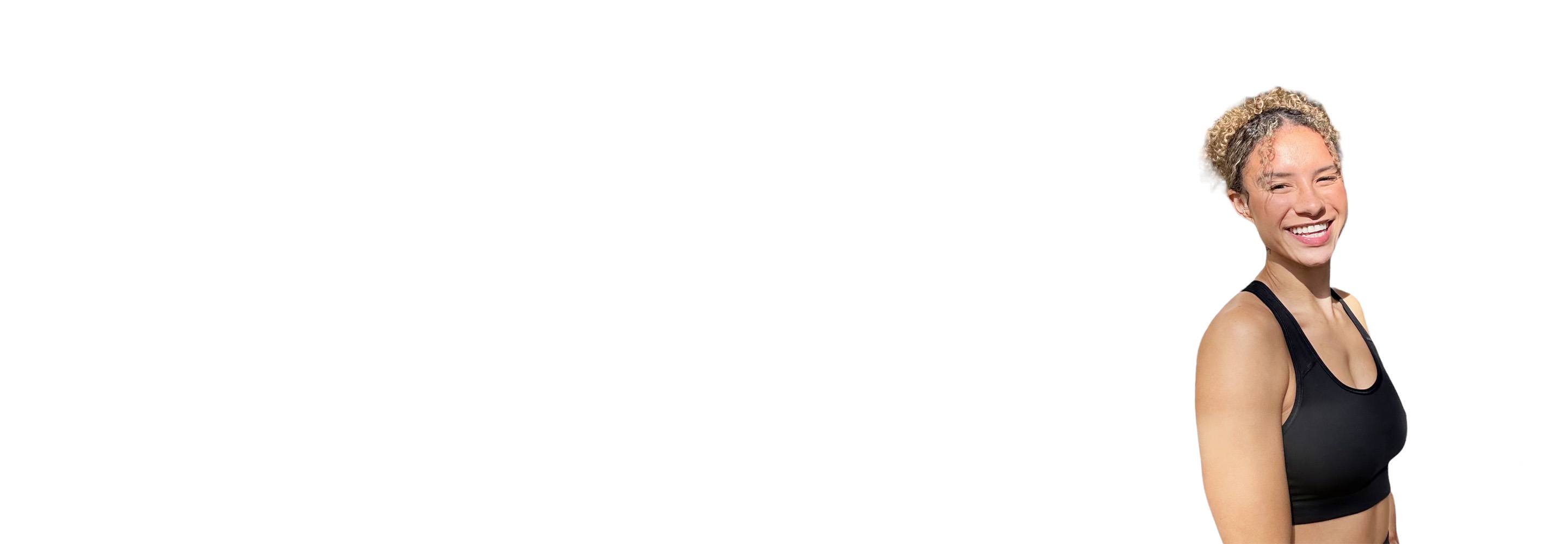 El instructor de Barry aparece de pie, con confianza, vistiendo una camiseta negra sobre un fondo blanco.