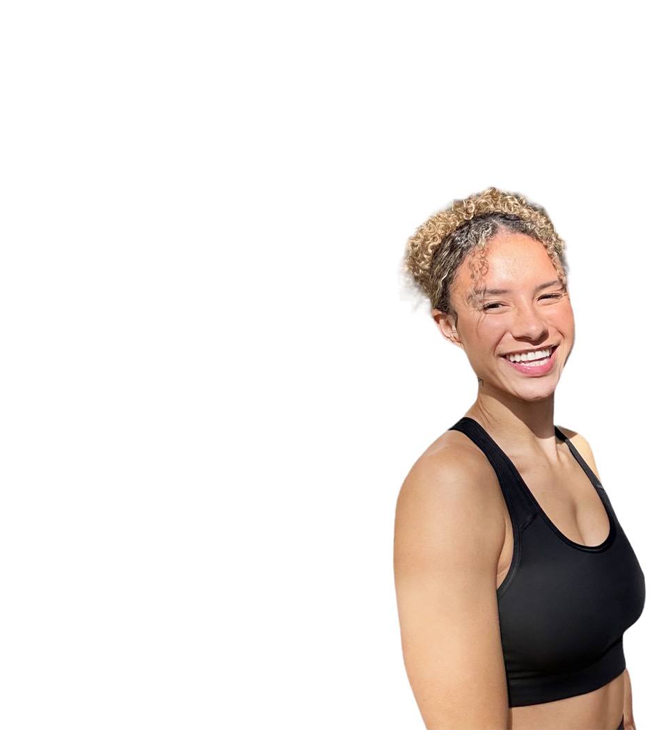 El instructor de Barry aparece de pie, con confianza, vistiendo una camiseta negra sobre un fondo blanco.