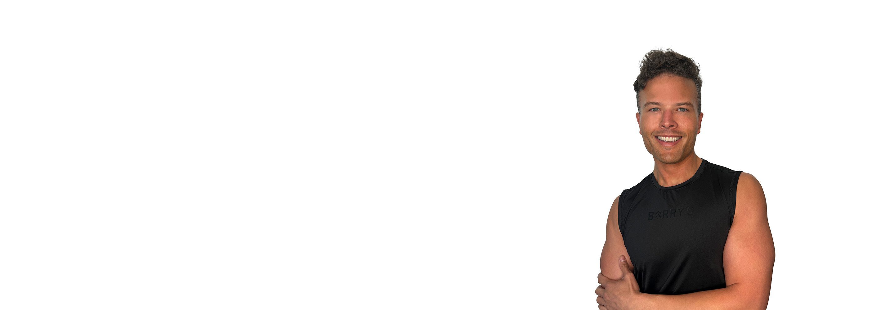 L'instructeur de Barry se tient debout avec confiance, vêtu d'un haut noir sur un fond blanc.