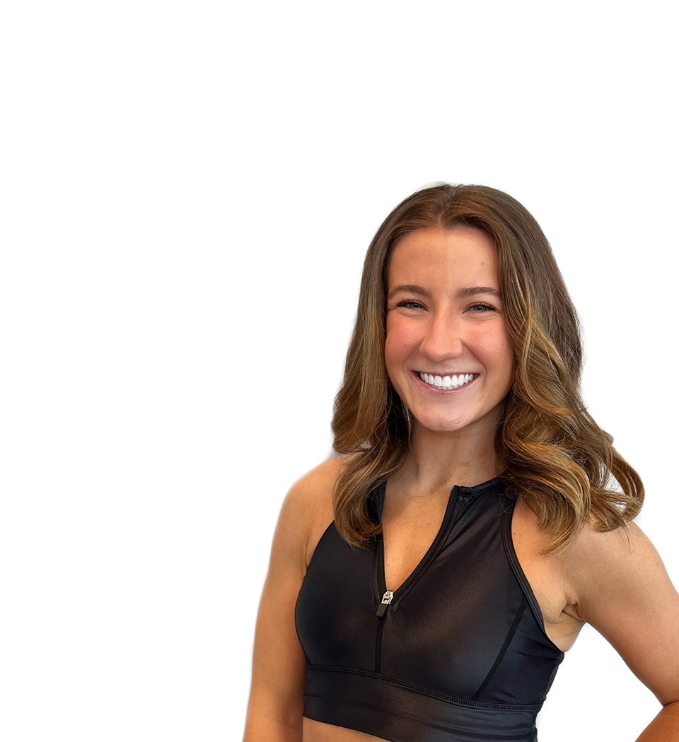 Barrys instruktör iklädd en svart topp står självsäkert och ler mot en vit bakgrund