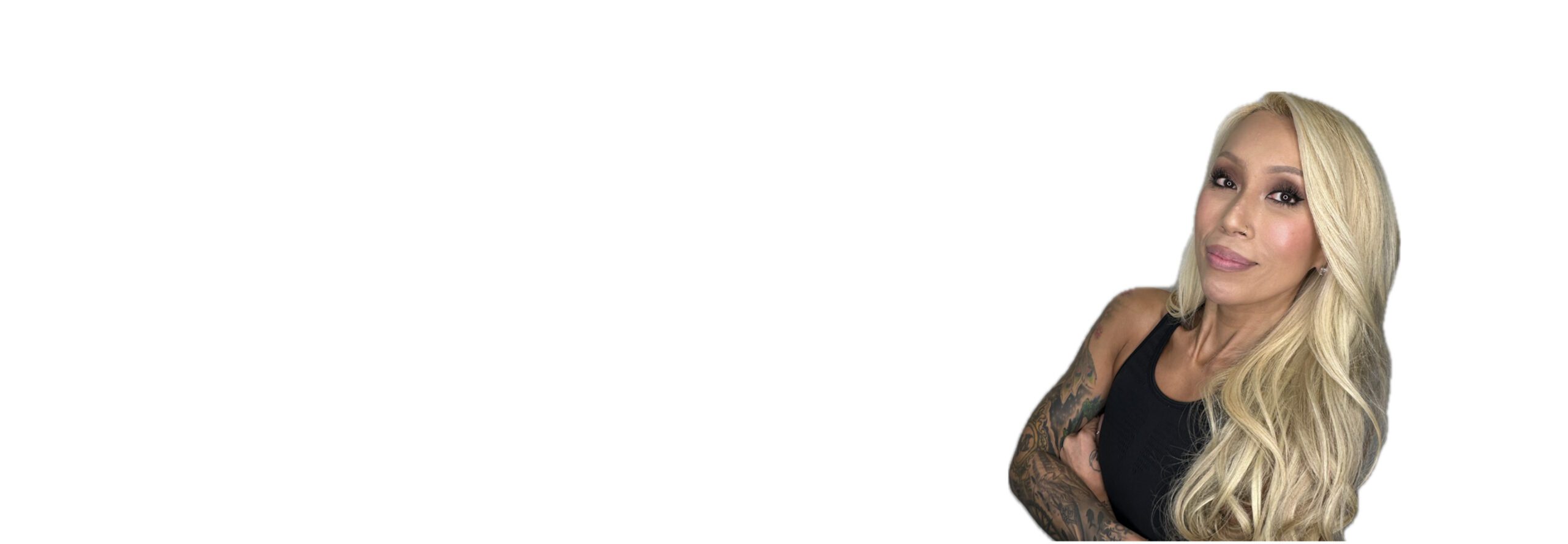 L'instructeur de Barry portant un haut noir se tient debout et sourit avec confiance sur un fond blanc