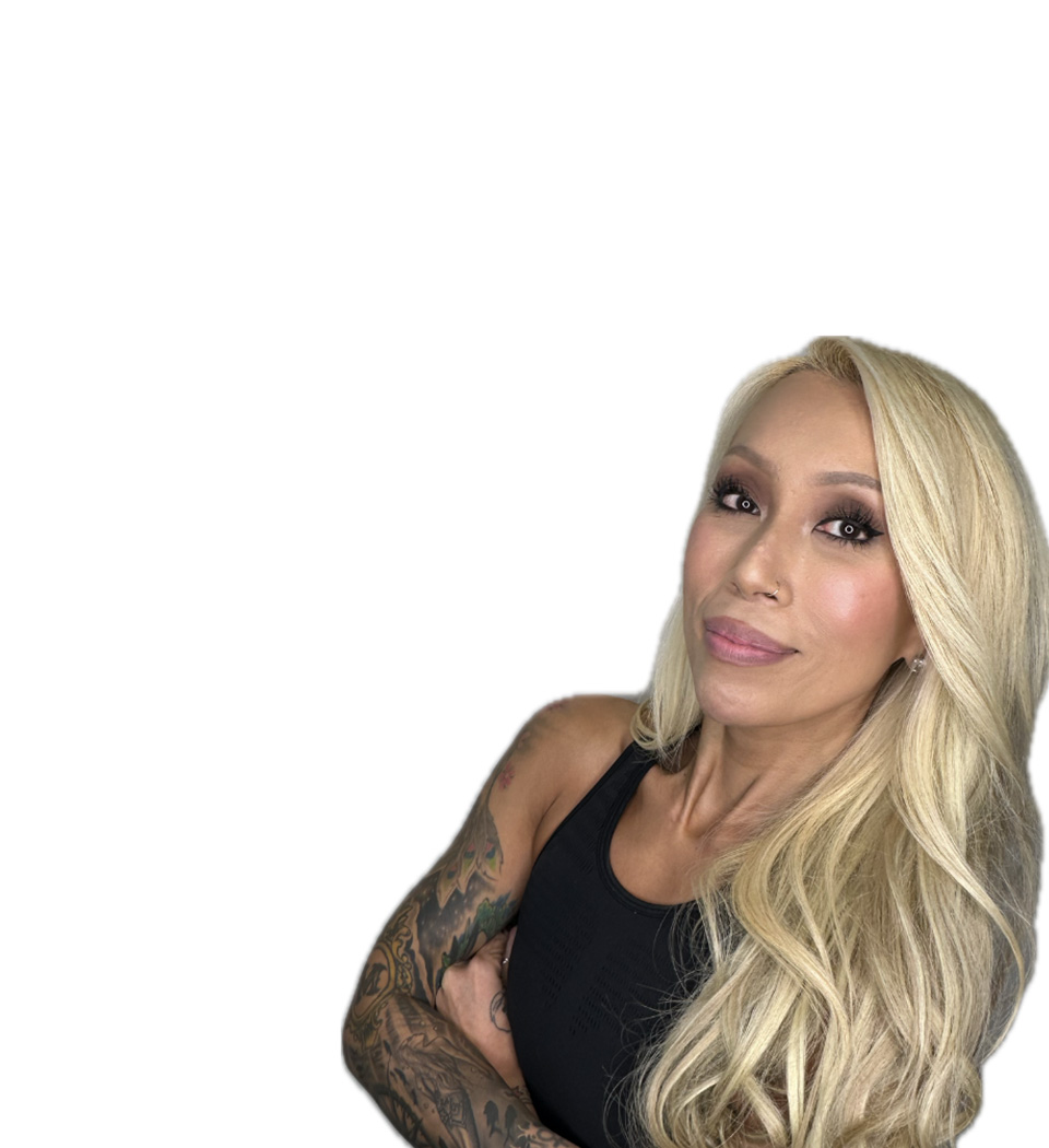 L'instructeur de Barry portant un haut noir se tient debout et sourit avec confiance sur un fond blanc