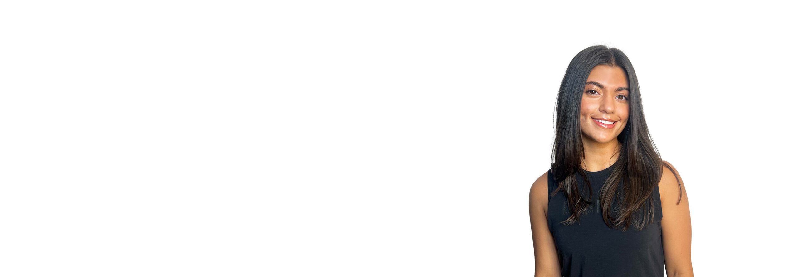 Barrys instruktör iklädd en svart topp står självsäkert och ler mot en vit bakgrund