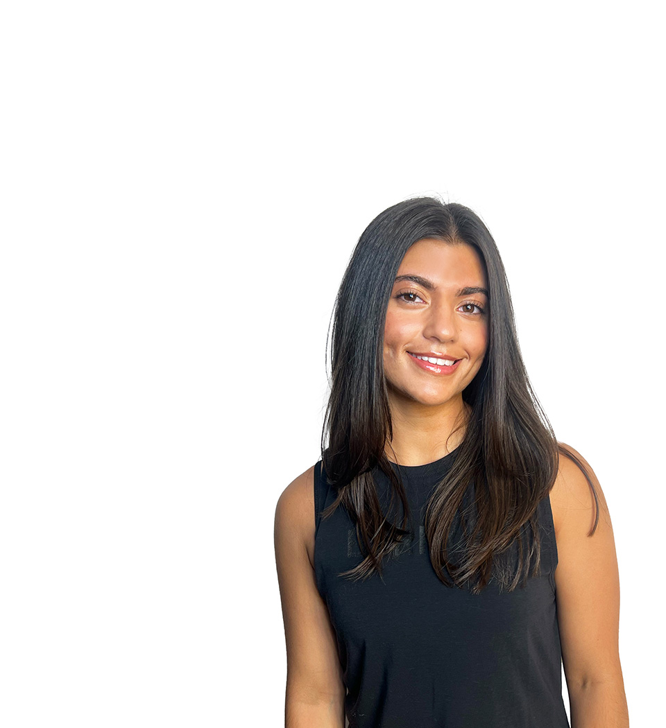 Barrys instruktör iklädd en svart topp står självsäkert och ler mot en vit bakgrund