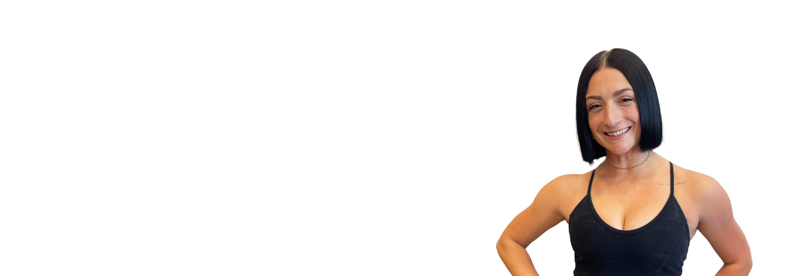 Barrys instruktör står självsäkert klädd i en svart topp mot en vit bakgrund.