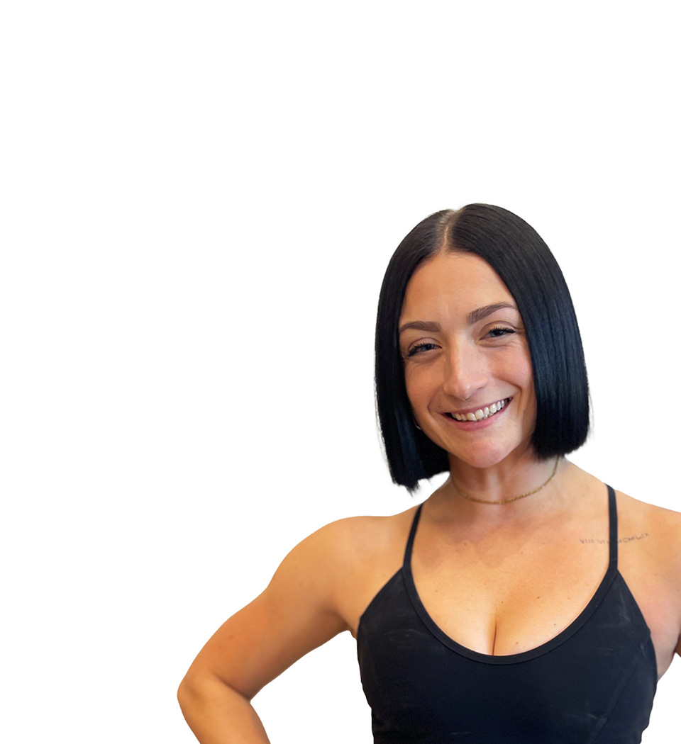 Barrys instruktör står självsäkert klädd i en svart topp mot en vit bakgrund.