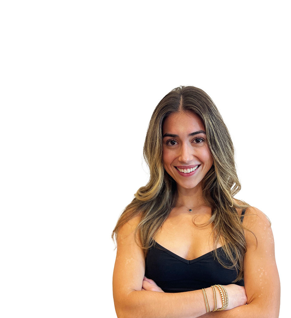 L'instructeur de Barry, Rylee Blum, les bras croisés