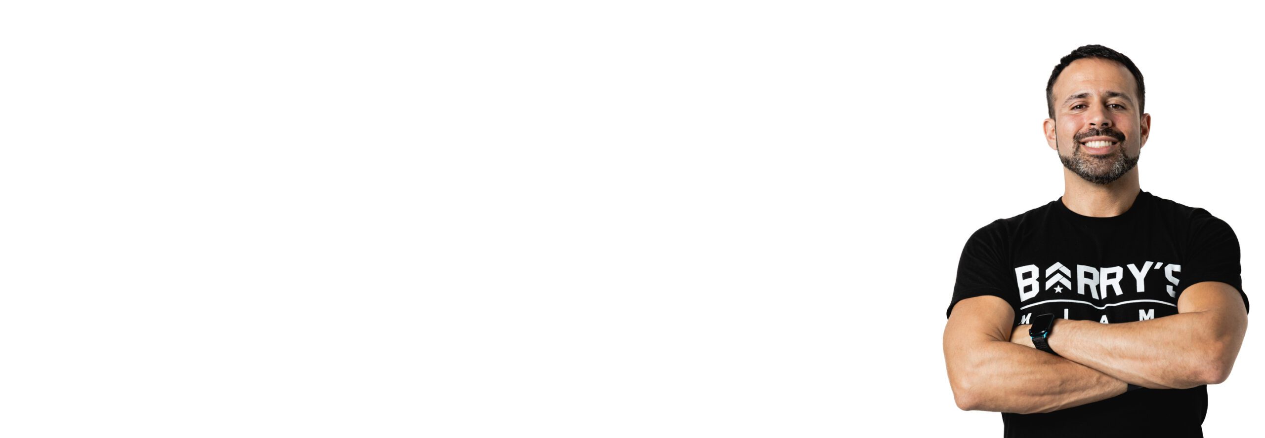 Barrys instruktör står självsäkert klädd i en svart topp mot en vit bakgrund.