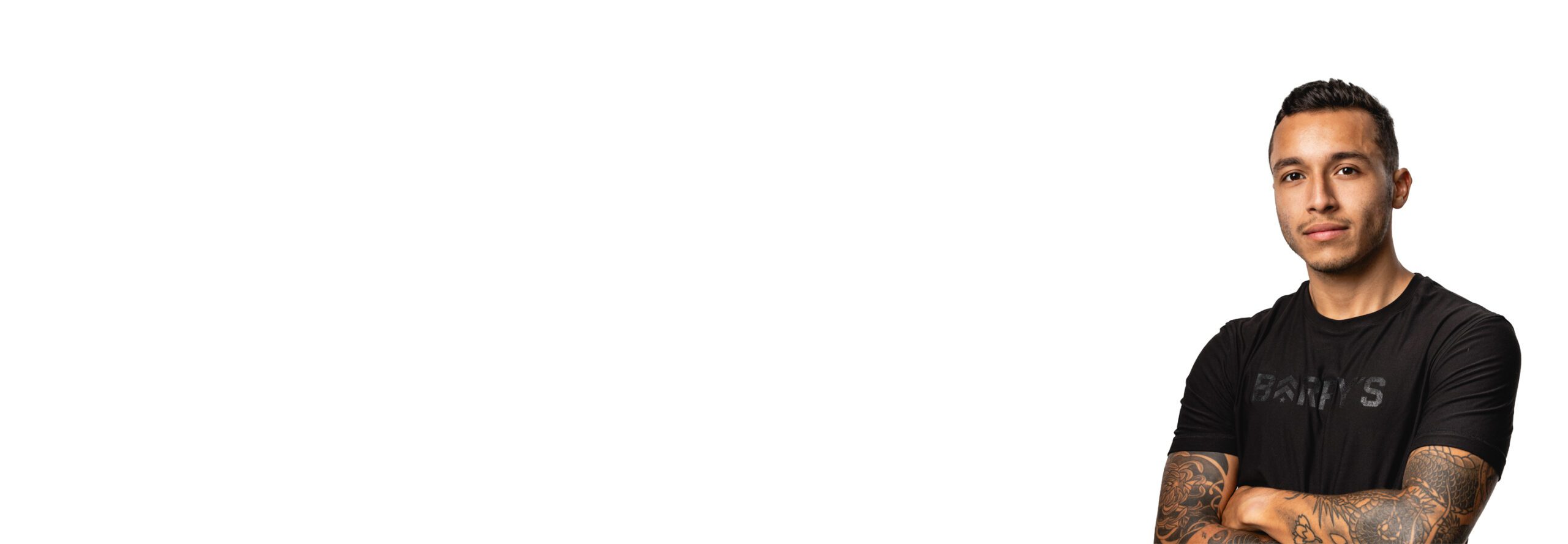 Barrys instruktör står självsäkert klädd i en svart topp mot en vit bakgrund.