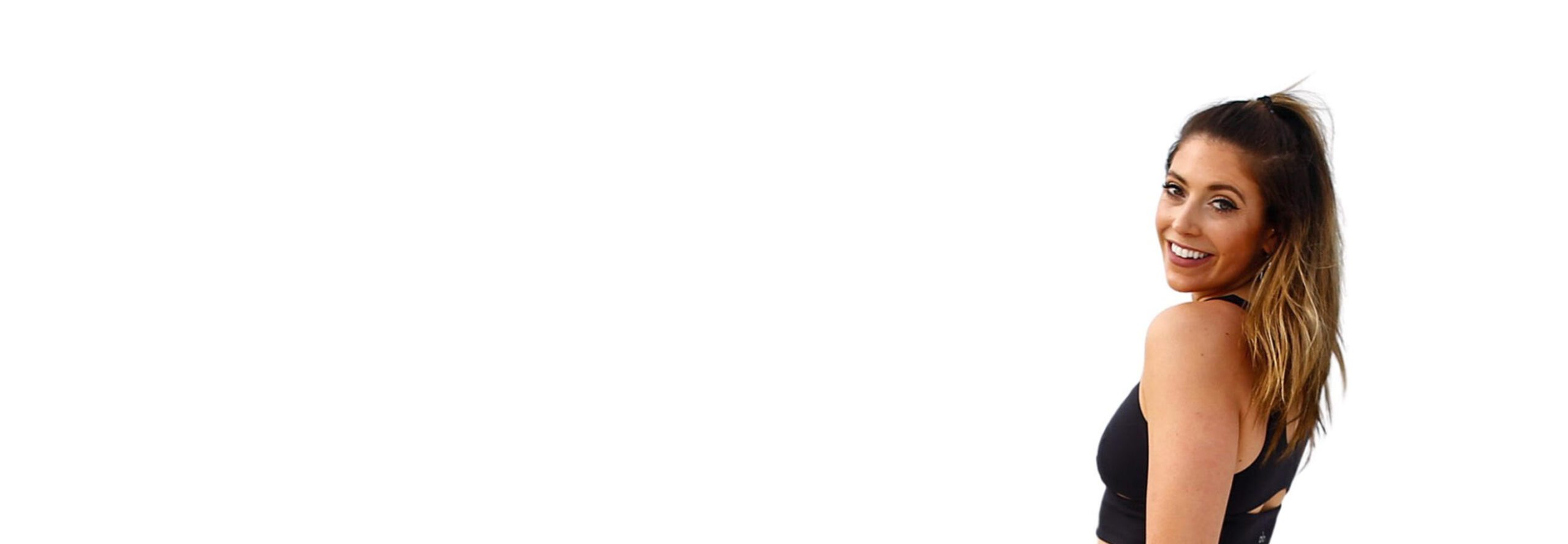 L'instructeur de Barry se tient debout avec confiance, portant un débardeur noir sur fond blanc, prêt pour le prochain défi d'entraînement.