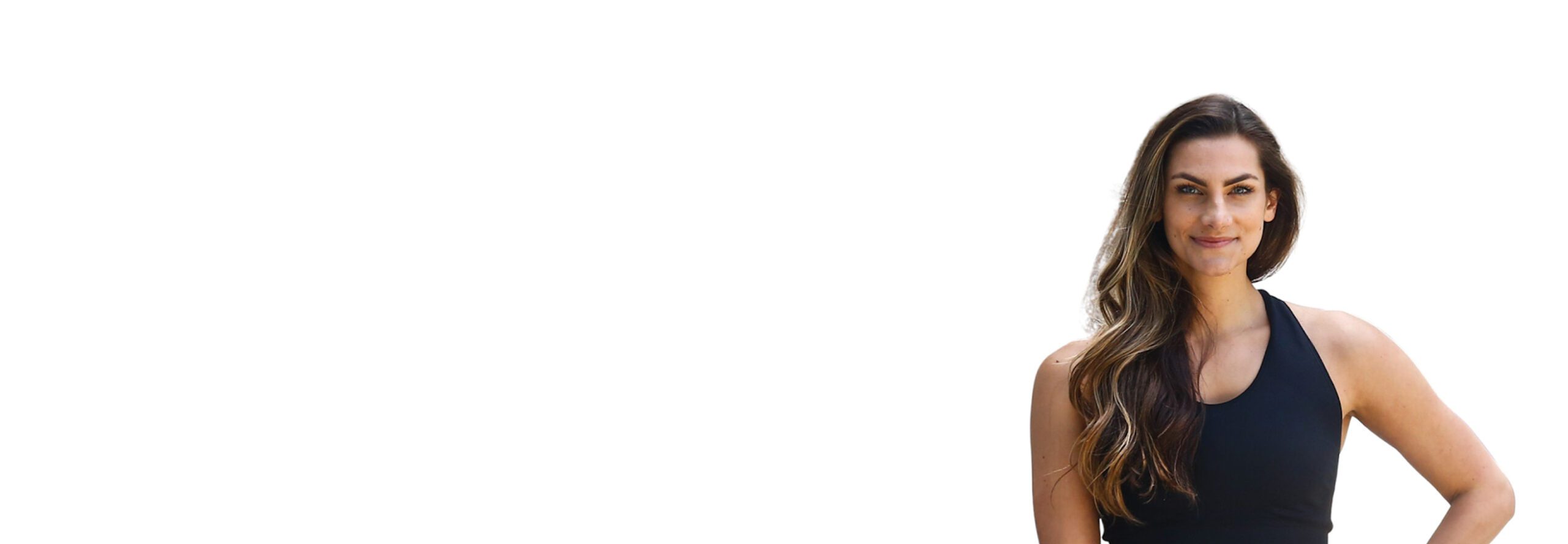 El instructor de Barry se mantiene firme, vistiendo una camiseta sin mangas negra sobre un fondo blanco, listo para el próximo desafío de entrenamiento.