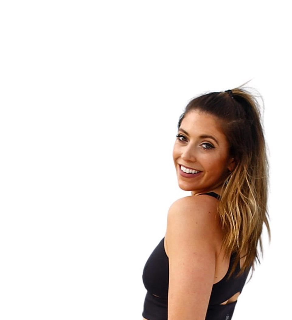 L'instructeur de Barry se tient debout avec confiance, portant un débardeur noir sur fond blanc, prêt pour le prochain défi d'entraînement.