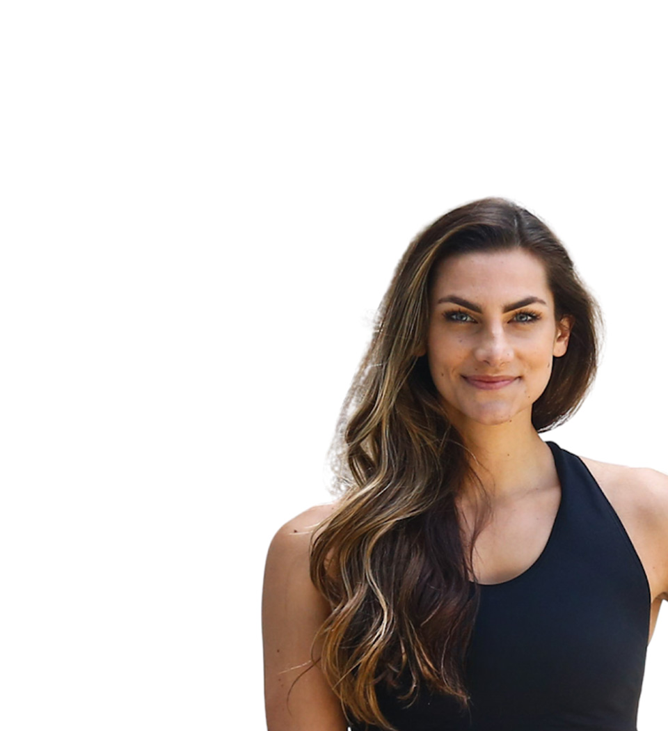 El instructor de Barry se mantiene firme, vistiendo una camiseta sin mangas negra sobre un fondo blanco, listo para el próximo desafío de entrenamiento.